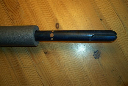 The rifle stick is fully protected in the foam cylinder / skydestok.dk