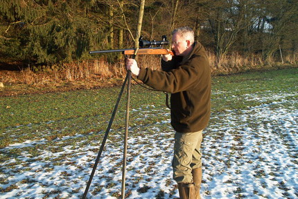 Hold tight onto the rifle stick / skydestok.dk
