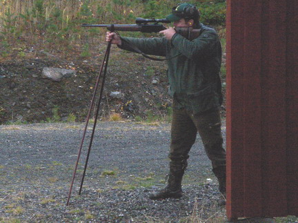 Chasseur gaucher avec 30-06 semi-automatique sur un champ de tir / skydestok.dk / skydestok.dk